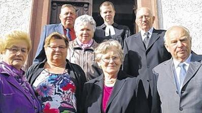 Diamantene Konfirmation: Nach 60 Jahren wieder zusammen (vorne, von links): Irma Wittmann, Hermine Engelhaupt, Margitta Weber, Erich Romeis; (Mitte, von links): Hella Schüßler, Oskar Romeis; (hinten, von links):  Otto Weber, Pfarrer Thomas Braun. Stephanie Elm