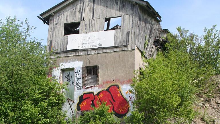 Mahnmal: Das baufällige Häuschen im Steinbruch bei Dettelbach zeugt noch heute von der umstrittenen Flächennutzung. Mahnmal: Das baufällige Häuschen im Steinbruch bei Dettelbach zeugt noch heute von der umstrittenen Flächennutzung. 