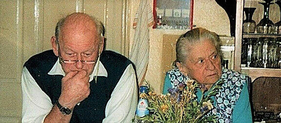 Loyale Zuhörer und als Wirte automatisch Stammtisch-Mitglieder waren Herbert Appold-Meyer und Johanna Meyer (hier zu sehen hinterm Tresen). Loyale Zuhörer und als Wirte automatisch Stammtisch-Mitglieder waren Herbert Appold-Meyer und Johanna Meyer (hier zu sehen hinterm Tresen).