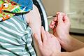 Corona-Impfempung für Kinder.jpeg       -  In den Herbst- und Wintermonaten rollen immer wieder Grippewellen übers Land. Für Erwachsene gibt es Impfempfehlungen, aber sollten auch Kinder gegen Grippe geimpft werden?