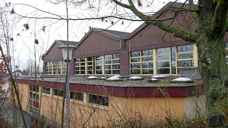 Das Flachdach am Anbau der Mehrzweckhalle in Unterpleichfeld ist undicht. Wie es saniert werden soll und von wem, darüber diskutierte der Gemeinderat. Eine Entscheidung fiel noch nicht. Das Flachdach am Anbau der Mehrzweckhalle in Unterpleichfeld ist undicht. Wie es saniert werden soll und von wem, darüber diskutierte der Gemeinderat. Eine Entscheidung fiel noch nicht.
