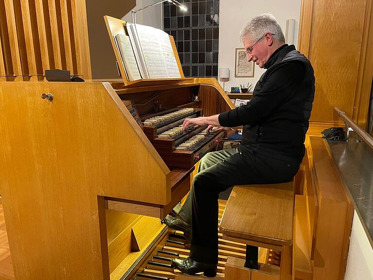 Tjeu Zeijen, der berühmte Organist aus den Niederlanden, schöpft hier mit voller Freude das große Orgelwerk mit seinen drei Manualen und dem Pedaleinsatz voll aus.