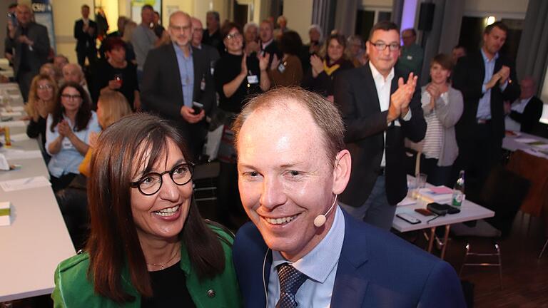 Die CSU Kitzingen nominierte am Donnerstag ihren Vorsitzenden, Stefan Güntner, einstimmig als Kandidaten für die Oberbürgermeisterwahl 2020. Unter dem Beifall der Mitglieder gratulierte als eine der Ersten die Kreisvorsitzende Barbara Becker.