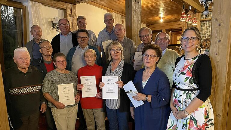 Der Siedlerverein Schwarzach ehrte langjährige Mitglieder für 20, 30 oder 40 Jahre Vereinstreue. Unser Bild zeigt die Jubilare mit der Vorsitzenden Melanie Rosenbegrer (rechts). Der Siedlerverein Schwarzach ehrte langjährige Mitglieder für 20, 30 oder 40 Jahre Vereinstreue. Unser Bild zeigt die Jubilare mit der Vorsitzenden Melanie Rosenbegrer (rechts).