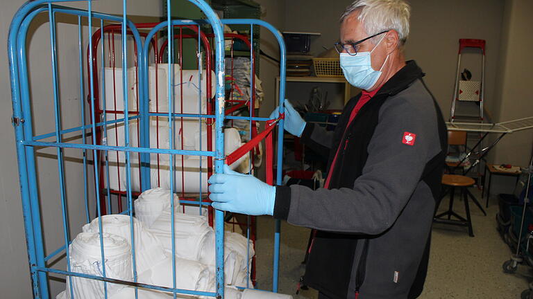 Hausmeister Stefan Schmitt tauscht die Handtuchrollen am Lohrer Gymnasium aus.
