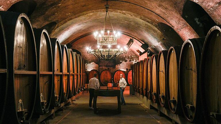 Im Holzfasskeller in der Würzburger Residenz veranstaltet der Hofkeller Weinproben. Doch das staatliche Weingut schreibt seit Jahren rote Zahlen und ist auf Zuschüsse des Freistaats angewiesen. Im Holzfasskeller in der Würzburger Residenz veranstaltet der Hofkeller Weinproben. Doch das staatliche Weingut schreibt seit Jahren rote Zahlen und ist auf Zuschüsse des Freistaats angewiesen.