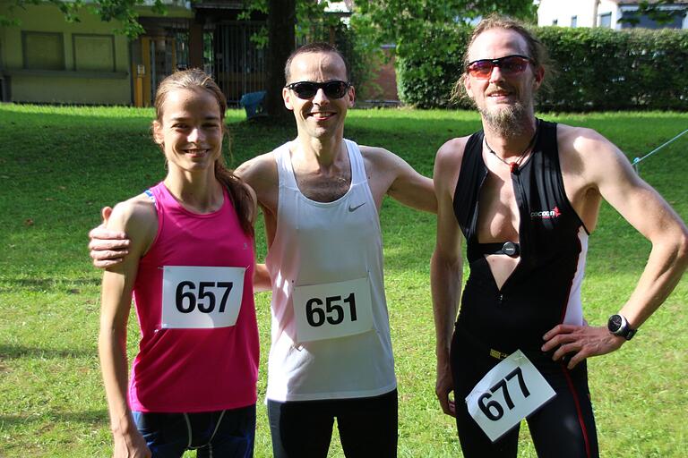 Das Siegertrio beim Jedermann-Lauf in Gerolzhofen, von links: Julia Schwaab (2.), Martin Ackermann (1.), Gerd Fella (3.). Das Siegertrio beim Jedermann-Lauf in Gerolzhofen, von links: Julia Schwaab (2.), Martin Ackermann (1.), Gerd Fella (3.).