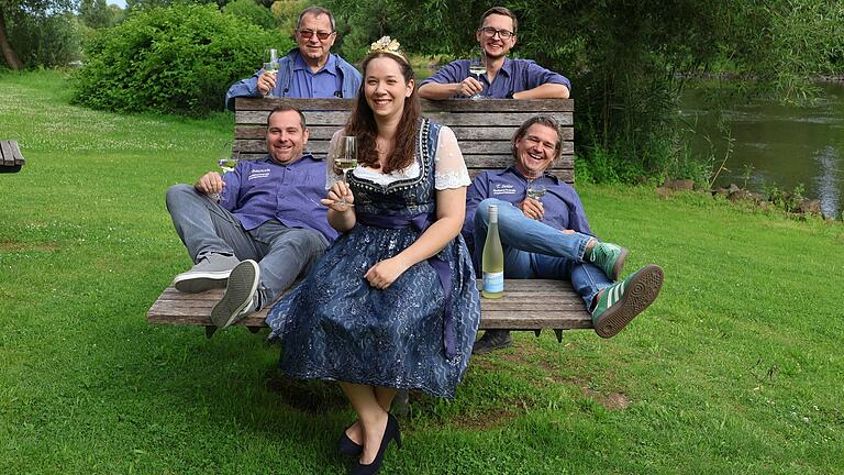 Mit einem Gläschen ihres Krönungs-Secco stößt die Frickenhäuser Weinkönigin Rosanna Trigilia auf das bevorstehende Weinfest an, mit den Vorsitzenden des TSV, Helmut Wittiger und Marcel Strasser (hinten von links), und des RSV, Thomas Bauswein und Torsten Seiler (vorne von links).