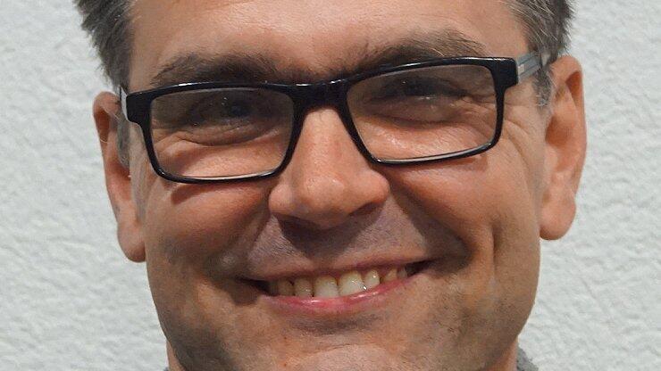 Joachim Iwanowitsch:  Leben in die Kartause bringen       -  Joachim Iwanowitsch, Vorsitzender des Vereins Freundeskreis Kartause Estenfeld: &bdquo;Leben in die Kartause bringen und einen neuen Ortsmittelpunkt schaffen, das ist das Ziel des Freundeskreises der Kartause Estenfeld e. V.. So haben es auch die Teilnehmer des Bürgerworkshops im Jahr 2016 bekundet. Sie schlagen einen Begegnungsort für die Öffentlichkeit mit Rathaus, Gästehaus, Café/Gastronomie und einen Markt für regionale Produkte vor. Diese Vorschläge unterstützen wir.  Der Plan der CSU-Fraktion jedoch ist ein zentraler Platz am derzeitigen Rathaus, hierzu soll die historische Schäferei für einen Ergänzungsbau erworben werden. Für einen notwendigen Straßendurchbruch an anderer Stelle muss ebenfalls erst bebauter Grund gekauft werden.   Zentraler Punkt ist, dass auch der Kindergarten St. Michael gekauft und abgerissen werden soll. Anstelle eines neuen Rathauses in der Kartause will die CSU-Fraktion den größten Teil der Kartause mit einem kommerziellen Schulungszentrum mit Beherbergungsbetrieb und Kantine im Ostflügel bebauen. Daraus ergeben sich folgende Fragen für alle Estenfelder: Steht die Kartause den Bürgern in der Zukunft weiterhin für Feste, kulturelle Veranstaltungen und Begegnungen offen?  Wem gehört die Kartause nach der Verwirklichung des Konzepts von Michael Hauck wirklich? Der Freundeskreis hat die Vision, dass ein Ort entsteht, der verbindet und an dem sich Menschen gerne aufhalten. Es tut sich hier eine historische Chance auf, die Kartause für Generationen der Öffentlichkeit zu erhalten.&ldquo;