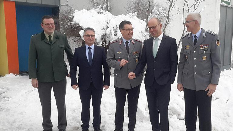 Zu einer kurzen Pause an der frischen Luft trafen sich nach dem offiziellenTeil des Neujahrsempfangs in der Wildfleckener Rhönkaserne (von rechts) Roman Jähnel, Gerd Kleinhenz, Jürgen Steinberger, Gerhard Gremminger und Godfried Schwartz. Foto: Rolf Pralle - Zu einer kurzen Pause an der frischen Luft trafen sich nach dem offiziellenTeil des Neujahrsempfangs in der Wildfleckener Rhönkaserne (von rechts) Roman Jähnel, Gerd Kleinhenz, Jürgen Steinberger, Gerhard Gremminger und Godfried Schwartz. Foto: Rolf Pralle Zu einer kurzen Pause an der frischen Luft trafen sich nach dem offiziellenTeil des Neujahrsempfangs in der Wildfleckener Rhönkaserne (von rechts) Roman Jähnel, Gerd Kleinhenz, Jürgen Steinberger, Gerhard Gremminger und Godfried Schwartz. Foto: Rolf Pralle - Zu einer kurzen Pause an der frischen Luft trafen sich nach dem offiziellenTeil des Neujahrsempfangs in der Wildfleckener Rhönkaserne (von rechts) Roman Jähnel, Gerd Kleinhenz, Jürgen Steinberger, Gerhard Gremminger und Godfried Schwartz. Foto: Rolf Pralle