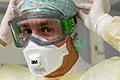 Was wie eine Skibrille aussieht, schützt vor Ansteckung: Wer einen isolierten Patienten wie im Fall des Coronavirus besuchen möchte, muss Kittel, Haube, Brille, Mundschutz und Handschuhe anlegen.