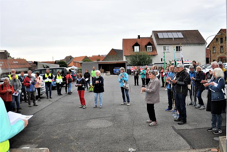 Vor dem Start der Diözesanwallfahrt von Gernach nach St. Ludwig trafen sich die Wallfahrer und Wallfahrerinnen am TSV-Sportheim in Gernach. Vor dem Start der Diözesanwallfahrt von Gernach nach St. Ludwig trafen sich die Wallfahrer und Wallfahrerinnen am TSV-Sportheim in Gernach.