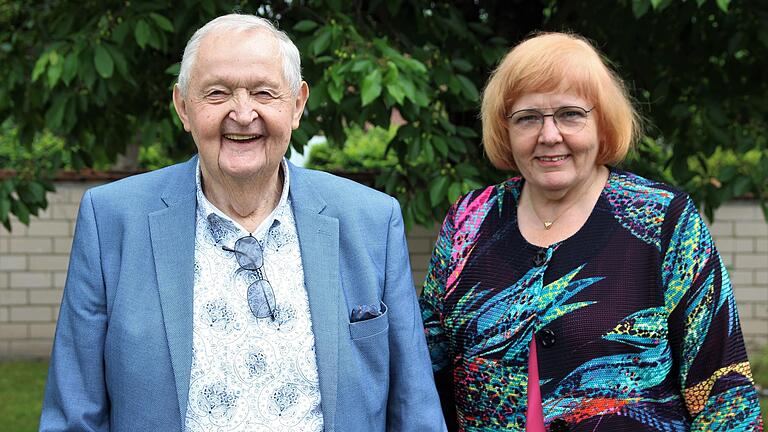 Der 80-jährige Norbert Keppner freute sich über die Glückwünsche von Schwarzachs Zweiter Bürgermeisterin Johanna Sendner.