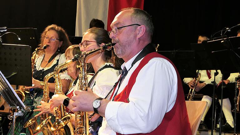 Die Saxofone, im Vordergrund Thomas Haut, der bei „Chattanooga Choo Choo“ swingt - Die Saxofone, im Vordergrund Thomas Haut, der bei „Chattanooga Choo Choo“ swingt Die Saxofone, im Vordergrund Thomas Haut, der bei „Chattanooga Choo Choo“ swingt - Die Saxofone, im Vordergrund Thomas Haut, der bei „Chattanooga Choo Choo“ swingt