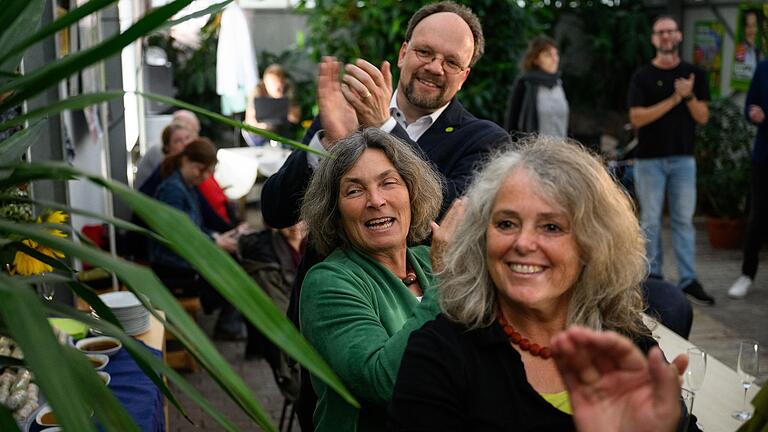 Die Würzburger Grünen - hier Patrick Friedl, Kerstin Celina und Christina Feiler - verfolgen am Sonntag bei der Wahlparty in der Gärtnerei Müller in Heidingsfeld die ersten Prognosen zur Landtagswahl. Die Würzburger Grünen - hier Patrick Friedl, Kerstin Celina und Christina Feiler - verfolgen am Sonntag bei der Wahlparty in der Gärtnerei Müller in Heidingsfeld die ersten Prognosen zur Landtagswahl. 