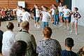 Mit einem 'Line dance' unterhielt die Klasse 6b das Publikum.
