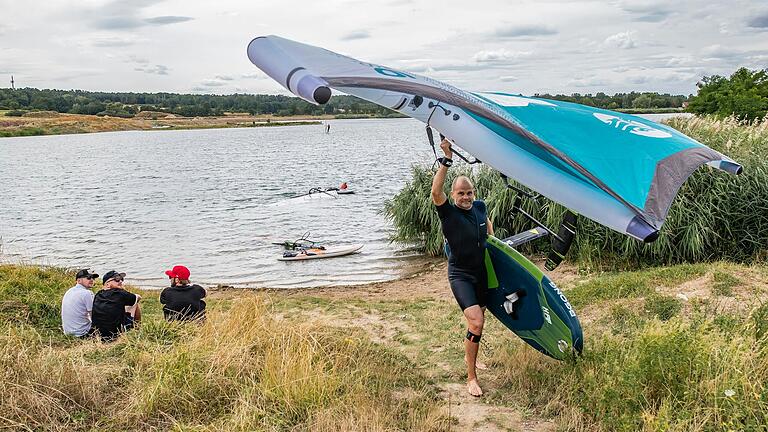 Der Hörblacher Badesee wird gerne von Windsurfern und 'Wing Foil Surfern' besucht. Er bietet optimale Voraussetzungen dafür. Der Hörblacher Badesee wird gerne von Windsurfern und 'Wing Foil Surfern' besucht. Er bietet optimale Voraussetzungen dafür.