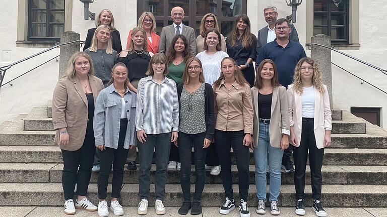 Elf Lehramtsanwärterinnen und ein Lehramtsanwärter starten ins neue Schuljahr. Hier sind sie zu sehen mit den Vertreterinnen und Vertretern des Schulamtes und Landrat Wilhelm Schneider. Elf Lehramtsanwärterinnen und ein Lehramtsanwärter starten ins neue Schuljahr. Hier sind sie zu sehen mit den Vertreterinnen und Vertretern des Schulamtes und Landrat Wilhelm Schneider.