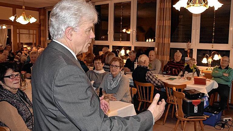 Vor mehr als 80 Zuhörern stellte Norbert Meidhof, Bürgermeisterkandidat der Freien Wähler, am Mittwochabend im voll besetzten Café Kirsch sein Wahlprogramm vor. Vor mehr als 80 Zuhörern stellte Norbert Meidhof, Bürgermeisterkandidat der Freien Wähler, am Mittwochabend im voll besetzten Café Kirsch sein Wahlprogramm vor.