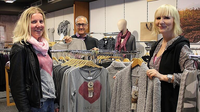 Seit 125 Jahren gibt es das Modehaus Wasnick. Heike und Wolfgang Wasnick (von rechts) sowie Mitarbeiterin Stefanie Chlebowy beraten die Kunden im Geschäft in Ostheim. Seit 125 Jahren gibt es das Modehaus Wasnick. Heike und Wolfgang Wasnick (von rechts) sowie Mitarbeiterin Stefanie Chlebowy beraten die Kunden im Geschäft in Ostheim.