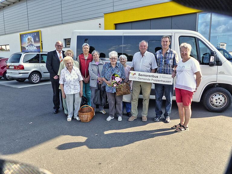 Erfolgsgeschichte Seniorenbus. Ehrenamtliche Fahrer bringen die Senioren aus den Ortsteilen zum Einkaufen nach Poppenhausen. Erfolgsgeschichte Seniorenbus. Ehrenamtliche Fahrer bringen die Senioren aus den Ortsteilen zum Einkaufen nach Poppenhausen.