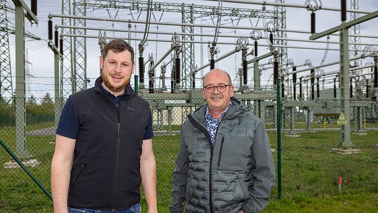 Wollen ihren Widerstand gegen große Stromtrassen fortsetzen: Matthias Göbel (links) und Norbert Kolb, die Vorsitzenden der Bürgerinitiative Bergrheinfeld am Umspannwerk nahe der Gemeidne im Landkreis Schweinfurt. Dort soll einmal einer beiden SuedLink-Stränge enden.