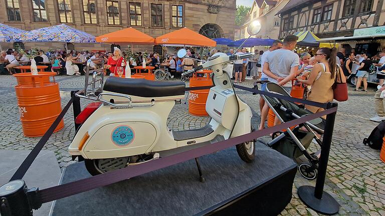 Festa Italica: Eine Vespa als Dekoration sorgte für italienisches Lebensgefühl auf dem Rathausplatz. - Festa Italica: Eine Vespa als Dekoration sorgte für italienisches Lebensgefühl auf dem Rathausplatz. Festa Italica: Eine Vespa als Dekoration sorgte für italienisches Lebensgefühl auf dem Rathausplatz. - Festa Italica: Eine Vespa als Dekoration sorgte für italienisches Lebensgefühl auf dem Rathausplatz.