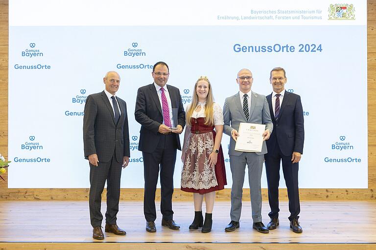 Das Foto zeigt (von links) Dr. Johann Niggl, Leitung Abteilung Tourismus, StMELF; Staatssekretär Martin Schöffel; Susanna Lenzer (Iphöfer Weinprinzessin); Dieter Lenzer (1. Bürgermeister) und Richard Balling, stv. Leitung Abteilung Ernährung und Markt, StMELF Das Foto zeigt (von links) Dr. Johann Niggl, Leitung Abteilung Tourismus, StMELF; Staatssekretär Martin Schöffel; Susanna Lenzer (Iphöfer Weinprinzessin); Dieter Lenzer (1. Bürgermeister) und Richard Balling, stv. Leitung Abteilung Ernährung und Markt, StMELF