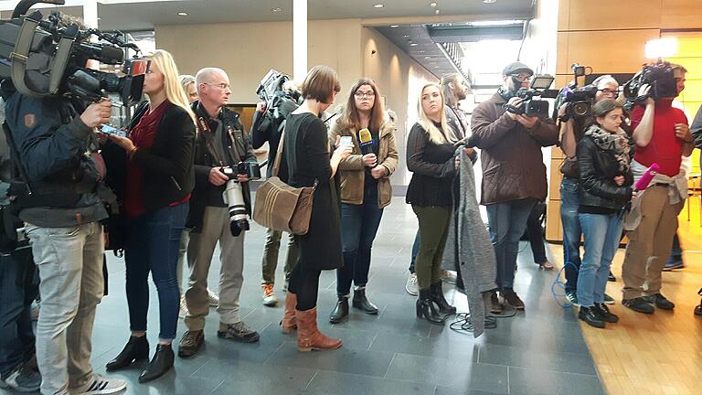 Journalisten warten vor dem Saal des Landgerichts