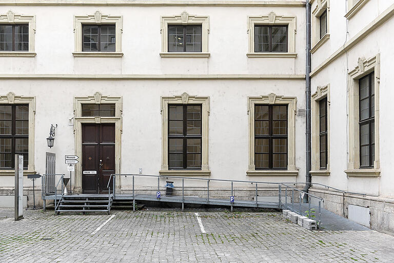 Hinter dieser unscheinbaren Türe geht es zur Gemäldegalerie. Hinter dieser unscheinbaren Türe geht es zur Gemäldegalerie. 