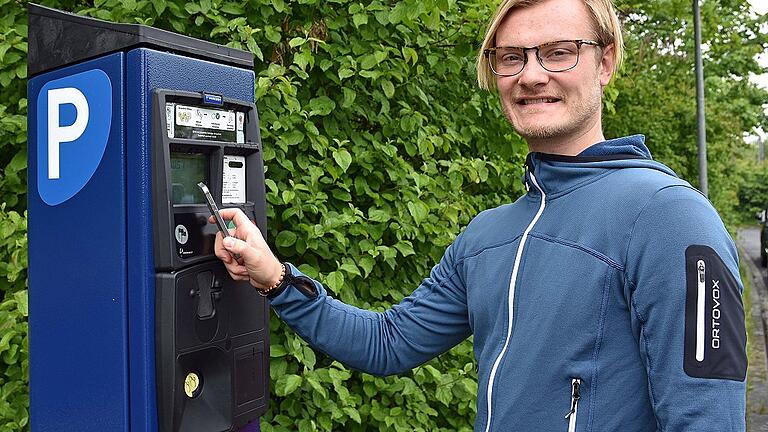 Wenn Autofahrer in Haßfurt zukünftig ihre Parkgebühren mit dem Smartphone bezahlen könnten, wäre dies eine Erleichterung für die Bürger. Jannik Wolfer aus Knetzgau (im Bild) würde dies auf jeden Fall begrüßen.