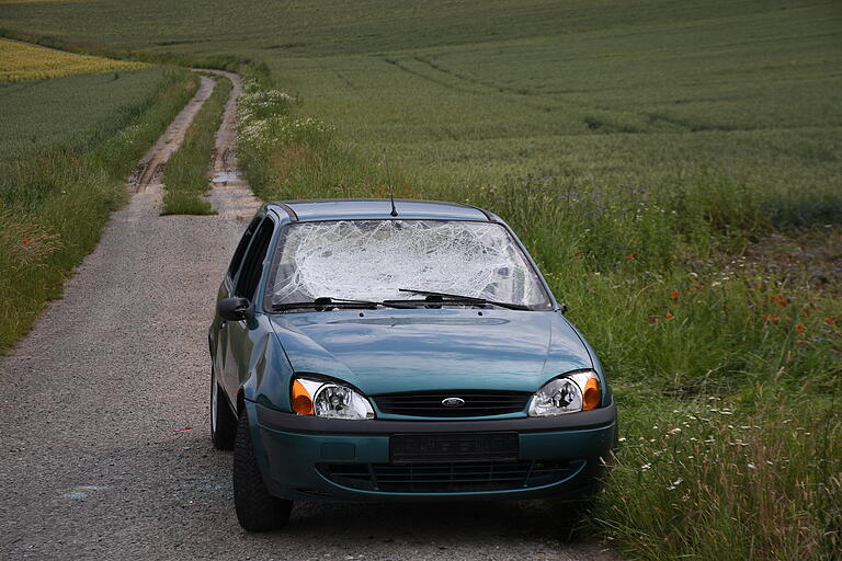 Dieses Auto steht seit ein paar Wochen auf einem Feldweg zwischen der Autobahnauffahrt Helmstadt und dem Markt Helmstadt. Dieses Auto steht seit ein paar Wochen auf einem Feldweg zwischen der Autobahnauffahrt Helmstadt und dem Markt Helmstadt.