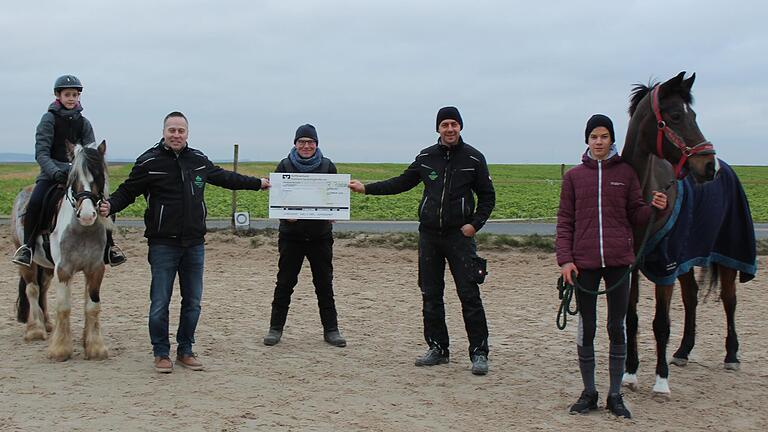 Spendenübergabe an den Pferdesportvberein Euerhausen (von links): Nora Karl mit Sam, Alexander Karl, Andreas Bundschuh-Trunk, Stefan Wiehl und David Wiehl mit Peanut. Spendenübergabe an den Pferdesportvberein Euerhausen (von links): Nora Karl mit Sam, Alexander Karl, Andreas Bundschuh-Trunk, Stefan Wiehl und David Wiehl mit Peanut.