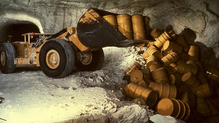 Eine gefährliche Altlast: Von 1967 bis 1978 wurden im ehemaligen Bergwerk Asse in Niedersachsen Atommüll-Fässer zum Teil wahllos abgekippt. Sie müssen jetzt wieder raus - ein Mammutvorhaben.