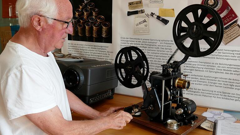 Adolf Spreng zeigt im Foto- und Filmmuseum Gemünden einen Projektor aus dem Jahr 1908. Er konnte mittels einer Handkurbel, aber auch schon elektrisch betrieben werden. Adolf Spreng zeigt im Foto- und Filmmuseum Gemünden einen Projektor aus dem Jahr 1908. Er konnte mittels einer Handkurbel, aber auch schon elektrisch betrieben werden.