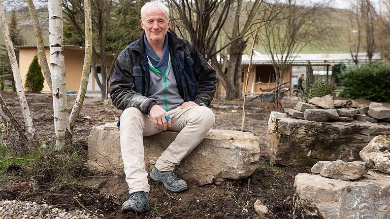 Hugo Heimbach auf der Baustelle seines Biergartens zwischen Würzburg und Randersacker. Der neue Betreiber des Biergartens will diesen in wenigen Wochen eröffnen. Im Hintergrund der neu gestaltete Ausschank- und Küchenbereich, links die neuen Toiletten.