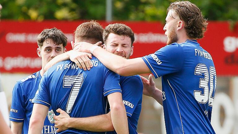Der FV 04 Würzburg hat in der Fußball-Bayernliga auf der Sepp-Endres-Sportanlage gegen den FC Geesdorf mit 4:0 gewonnen. Über das erste Tor der Würzburger freuen sich (von links) Tim Herbert, Torschütze Simon Schäffer, Lukas Illig und Julian Wild.
