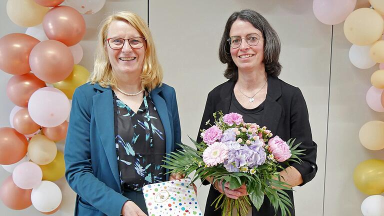 Schulrätin Ruth Klawitter (links) stellte die nun offizielle Schulleiterin der Grundschule Bergtheim vor. Stephanie Kordmann hat die Schule mit ihren derzeit knapp 340 Schulkindern und drei Schulstandorten als Konrektorin und kommissarische Schulleiterin schon mehrere Jahre geleitet. Schulrätin Ruth Klawitter (links) stellte die nun offizielle Schulleiterin der Grundschule Bergtheim vor. Stephanie Kordmann hat die Schule mit ihren derzeit knapp 340 Schulkindern und drei Schulstandorten als Konrektorin und kommissarische Schulleiterin schon mehrere Jahre geleitet.