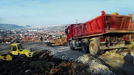 Vorarbeiten laufen: Erdbewegungen kündigen die künftige Großbaustelle für den sechsspurigen Ausbau der A 3 an. Vorarbeiten laufen: Erdbewegungen kündigen die künftige Großbaustelle für den sechsspurigen Ausbau der A 3 an.