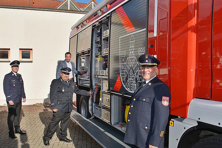 Nach dem offiziellen, kleinen Festakt ließ sich Bürgermeister Michael Werner die Fahrzeuge einmal genauer erklären. Unser Bild zeigt von links: Stellvertretender Kommandant Christian Stubenrauch, Kommandant Markus Schneyer, Bürgermeister Michael Werner und Kreisbrandrat Stefan Schmöger. Nach dem offiziellen, kleinen Festakt ließ sich Bürgermeister Michael Werner die Fahrzeuge einmal genauer erklären. Unser Bild zeigt von links: Stellvertretender Kommandant Christian Stubenrauch, Kommandant Markus Schneyer, Bürgermeister Michael Werner und Kreisbrandrat Stefan Schmöger.