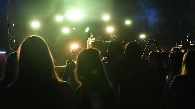 Abfeiern zu Techno und Hip-Hop: Die Beachparty in Sulzfeld zog vor allem junge Leute ins Grabfeld. Abfeiern zu Techno und Hip-Hop: Die Beachparty in Sulzfeld zog vor allem junge Leute ins Grabfeld.
