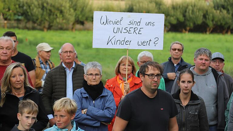 Zum ersten Schultag in der Gemeinde Kolitzheim gab es nicht nur große Schultüten für die Erstklässler, sondern auch eine Demonstration für einen Grundschulneubau. Zum ersten Schultag in der Gemeinde Kolitzheim gab es nicht nur große Schultüten für die Erstklässler, sondern auch eine Demonstration für einen Grundschulneubau.