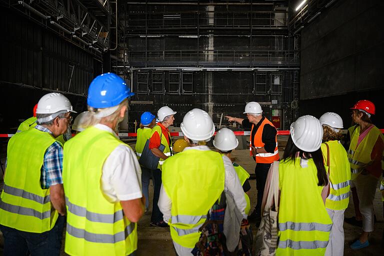 Dirk Terwey, Geschäftsführender Direktor, zeigt am Sonntag (22.09.24) beim Theaterfest am Mainfranken Theater in Würzburg die Fortschritte auf der Baustelle. Das Theaterfest bietet allen kleinen und großen Gästen ein vielfältiges Programm, darunter verschiedene Workshops mit Ensemblemitgliedern und Blicke hinter die Kulissen sowie Premierenmatineen der Produktionen, Maria Stuart, In den Alpen und Medea.