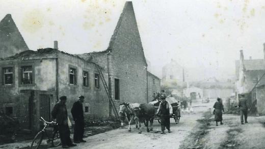 Volltreffer ins Dach: Viele Acholshäuser wurden am 10. September 1944 ihrer Behausung beraubt. Volltreffer ins Dach: Viele Acholshäuser wurden am 10. September 1944 ihrer Behausung beraubt.