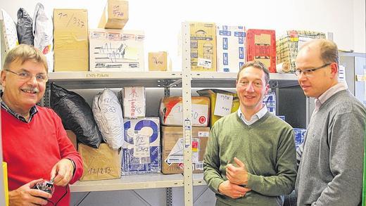 Einfuhr verboten: Nach Deutland dürfen nur Produkte importiert werden, die nach den Bestimmungen der EU hergestellt wurden. Bei diesem Disko-Licht ist der Stecker nicht entsprechend isoliert. Verdächtige Gegenstände befinden sich auch in den Paketen, vor denen Harald Endrich (Abfertigungsbeamter), Stefan Schramm (Pressesprecher) und Matthias Bachert, der Leiter des Zollamts Dettelbach, stehen. Einfuhr verboten: Nach Deutland dürfen nur Produkte importiert werden, die nach den Bestimmungen der EU hergestellt wurden. Bei diesem Disko-Licht ist der Stecker nicht entsprechend isoliert. Verdächtige Gegenstände befinden sich auch in den Paketen, vor denen Harald Endrich (Abfertigungsbeamter), Stefan Schramm (Pressesprecher) und Matthias Bachert, der Leiter des Zollamts Dettelbach, stehen.