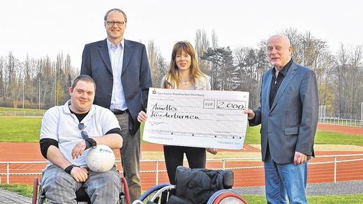 Unterstützt von der Würzburger Sporthilfe: Florian Büttner (links) erhielt 2000 Euro für die Anschaffung seines Rugby-Rollstuhls &ndash; sehr zur Freude von Antragstellerin Annette Wolz und Sportamtsleiter Jens Röder. Rechts: Sporthilfe-Vorsitzender Rudi May.