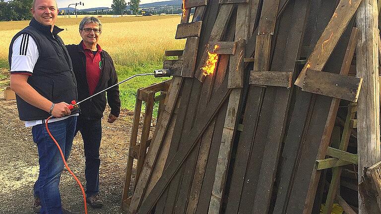Chefsache: Peter Pfeuffer (Vorsitzender der Bude Salz Franken) und Albrecht Back (Vorsitzender des Rhönklub-Zweigvereins Salz) entzünden das Sonnenwendfeuer. Chefsache: Peter Pfeuffer (Vorsitzender der Bude Salz Franken) und Albrecht Back (Vorsitzender des Rhönklub-Zweigvereins Salz) entzünden das Sonnenwendfeuer.