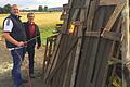 Chefsache: Peter Pfeuffer (Vorsitzender der Bude Salz Franken) und Albrecht Back (Vorsitzender des Rhönklub-Zweigvereins Salz) entzünden das Sonnenwendfeuer.