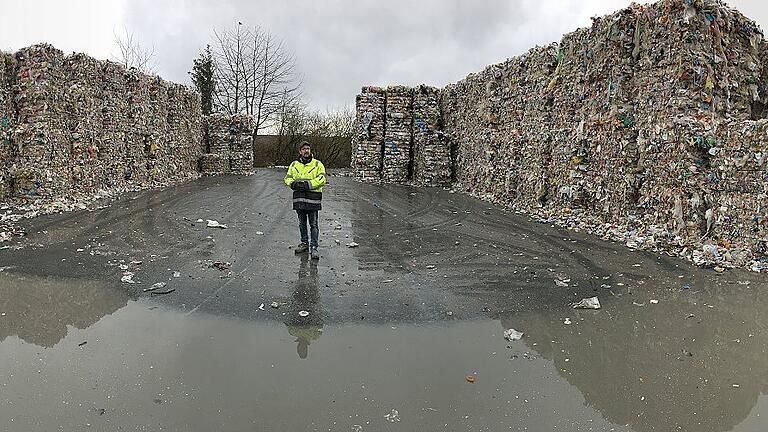 Gelber Sack: In der Sortieranlage der Firma Böhme in Rehau bei Hof kommen pro Jahr 66 000 Tonnen dieses Mülls an &ndash; ein großer Teil davon aus Mainfranken. Firmenchef Stefan Böhme steht hier auf dem Außengelände, wo fertig sortierte und zu Ballen gepresste Ware auf den Abtransport zum Beispiel zu den Kunststoffgranulat-Herstellern wartet.