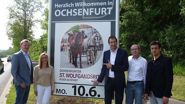 Die neuen Schilder sind fertig. Am Konzept mitgearbeitet haben (von links) Bürgermeister Peter Juks, Anne Derday (Leiterin Tourist-Info) sowie die Stadträte Joachim Eck, Josef Meixner, Barsom Aktas und (nicht im Bild) Joachim Beck. Die neuen Schilder sind fertig. Am Konzept mitgearbeitet haben (von links) Bürgermeister Peter Juks, Anne Derday (Leiterin Tourist-Info) sowie die Stadträte Joachim Eck, Josef Meixner, Barsom Aktas und (nicht im Bild) Joachim Beck.